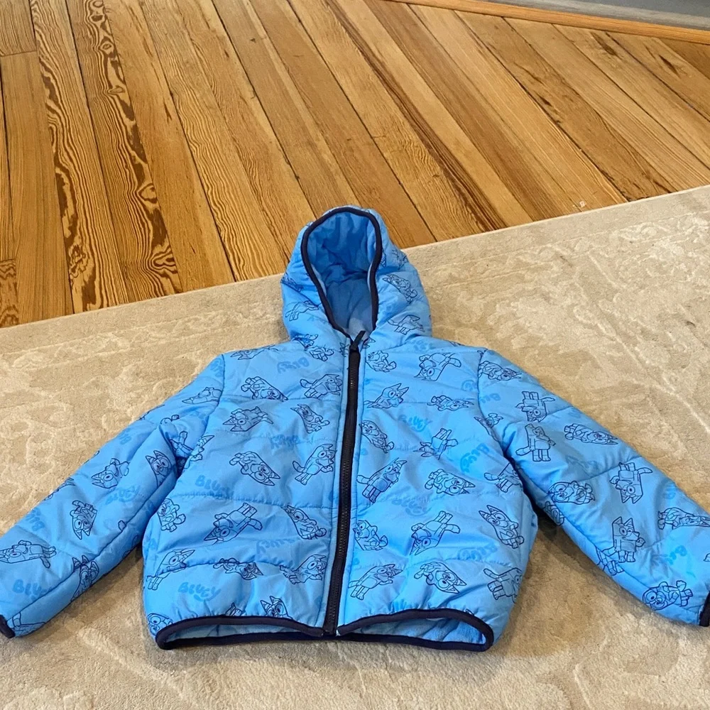 Bluey reversible Blue Kids Puffer Jacket… size 6/7